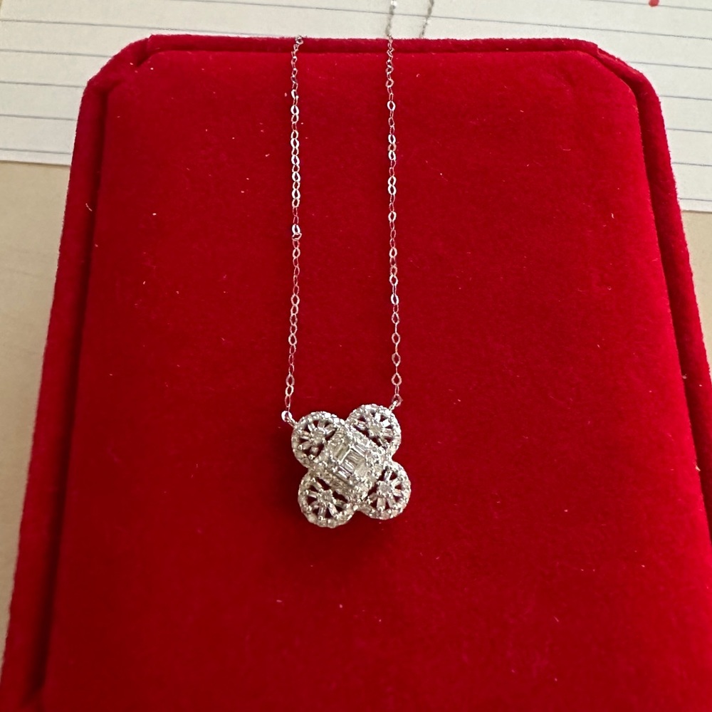 Clover diamond necklace